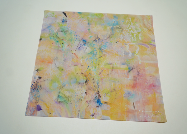 What colors do  ハンカチーフ