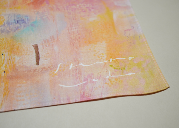 What colors do  ハンカチーフ