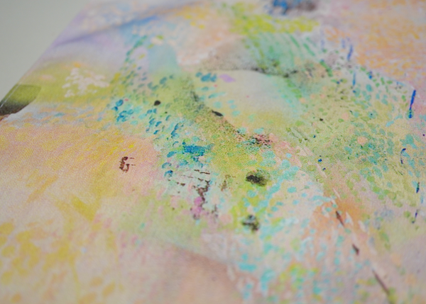 What colors do  ハンカチーフ